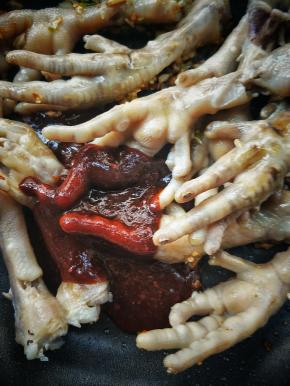 倒入前面调制好的碗汁。