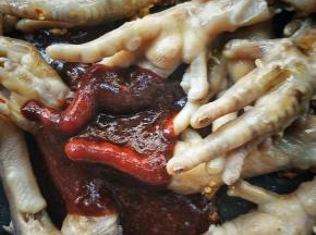 倒入前面调制好的碗汁。