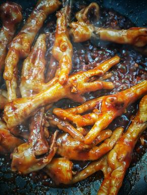 翻炒3分钟，让鸡爪均匀裹上碗汁。