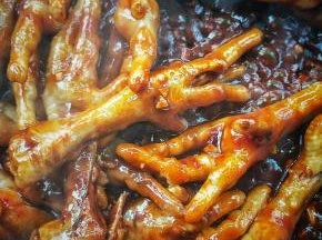 翻炒3分钟，让鸡爪均匀裹上碗汁。
