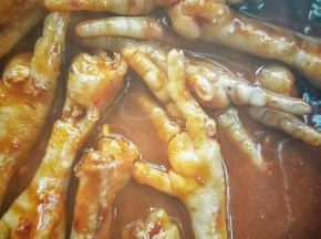 加一碗清水，继续小火焖煮一会，让鸡爪充分入味。
