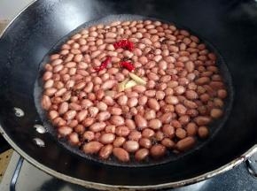 锅里入水加入作料再加入花生米