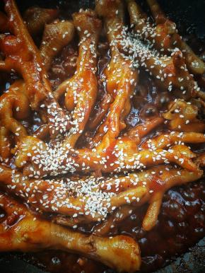 关火，撒炒香的白芝麻，充分拌匀。