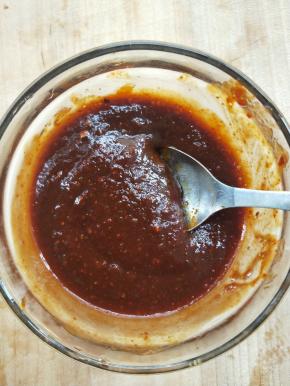 准备一个小碗，放两勺韩式辣酱，两勺番茄酱，两勺生抽，两勺白糖，一勺辣椒面，半勺老抽，混合搅拌均匀，备用。