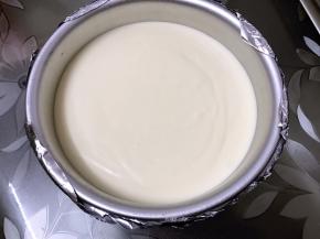 取出模具，倒入芝士糊震平表面