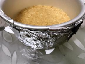 我用的活底模具外面包上两层锡纸，放入冰箱冷藏备用
如果用固底模具这步省略