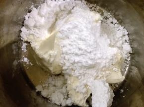 马斯卡彭芝士加入糖粉
