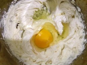 分次加入鸡蛋，每加入一个都要完全打发融合后再加下一个