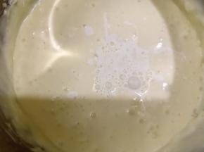 加入淡奶油拌匀