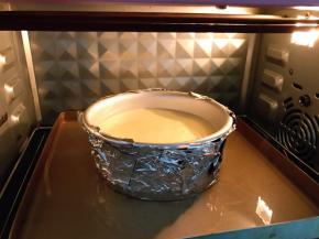 烤盘提前注入热水，放入预热好的烤箱下层160度上下火烤1个小时