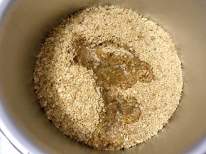 消化饼干擀碎加入融化的黄油拌匀