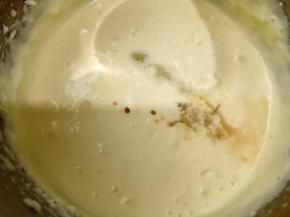 加入香草精，朗姆酒，柠檬汁拌匀