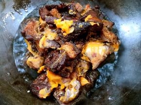 再将现红烧肉倒在苕粉肉的上面，大火烧开