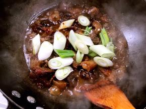 10分钟后加入大葱，大火收汁即可