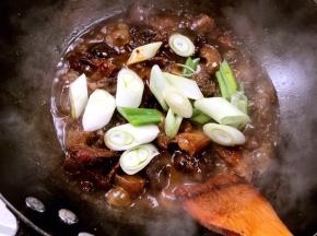 10分钟后加入大葱，大火收汁即可