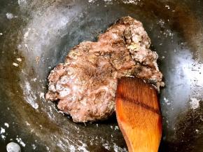 用锅铲将苕粉团压扁成饼状