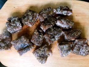 放入砧板上，切成方块