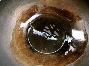 锅置火上，抹上一层薄薄的油