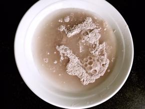 苕粉中加入两倍水，也就超出苕粉一手指就可以了