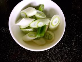 大葱洗净切段，备用