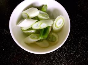 大葱洗净切段，备用