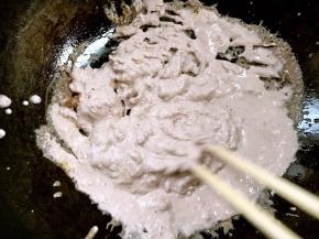 用筷子不停搅拌