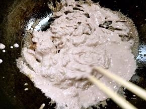 用筷子不停搅拌