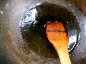 锅中倒入半碗清水，（没有红烧肉的时候可以加入高汤，或者加入猪油或者食用油，再加入葱姜蒜爆香，加入豆瓣酱、酱油等调味品）