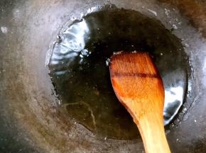 锅中倒入半碗清水，（没有红烧肉的时候可以加入高汤，或者加入猪油或者食用油，再加入葱姜蒜爆香，加入豆瓣酱、酱油等调味品）