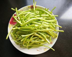 泥蒿去叶掐段洗净备用。