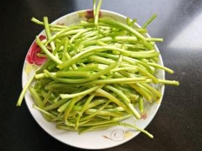 泥蒿去叶掐段洗净备用。