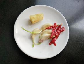 准备大蒜，生姜，干辣椒。