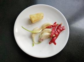 准备大蒜，生姜，干辣椒。
