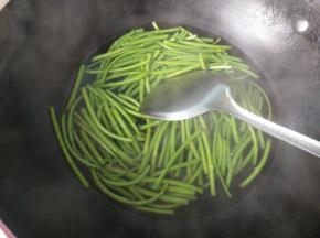 烧开后放入泥蒿焯水两分钟。