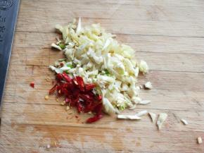 辣椒，生姜，大蒜切丁。