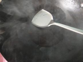 锅内放油，烧热。