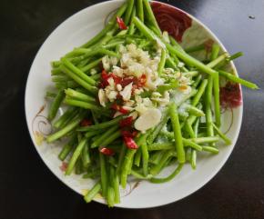 烧至七成热，将油淋入生姜大蒜上。