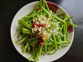 放小麻油，香醋，味极鲜，鸡精拌匀。