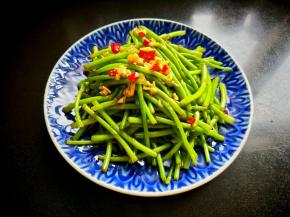 拌好的泥蒿，香味浓郁。