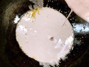 倒入苕粉糊，中火