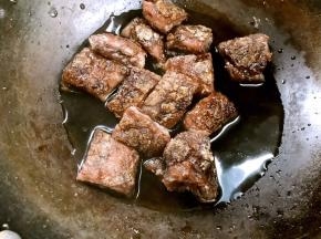 加入切好的苕粉肉