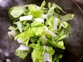 放入洗净的白菜苔，大火快速翻炒均匀