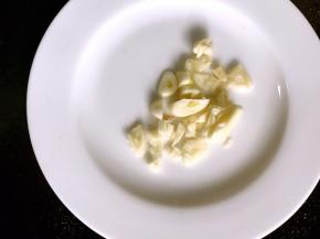 大蒜去皮，切碎备用