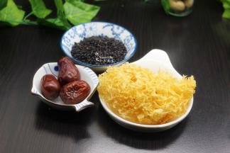 准备好黑米、银耳、红枣，喜欢甜的可以准备红糖或者蜂蜜；