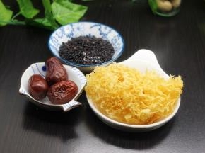 准备好黑米、银耳、红枣，喜欢甜的可以准备红糖或者蜂蜜；