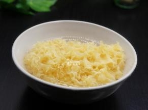 银耳用冷水浸泡约30分钟；气温不同，泡发时间略有差异。