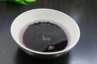 黑米洗净，冷水浸泡30分钟；