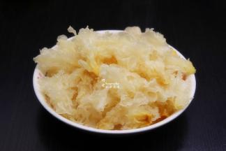 泡发好的银耳，去头，用手撕碎，沥干水；