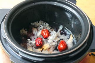 红枣洗净，黑米捞出，银耳起放入到压力锅，加入适量的冷水；