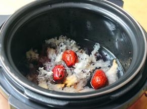 红枣洗净，黑米捞出，银耳起放入到压力锅，加入适量的冷水；